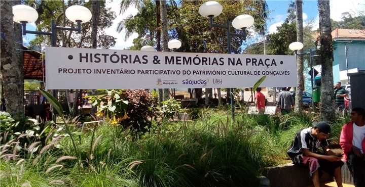 Galeria Histrias e Memrias na Praa. 